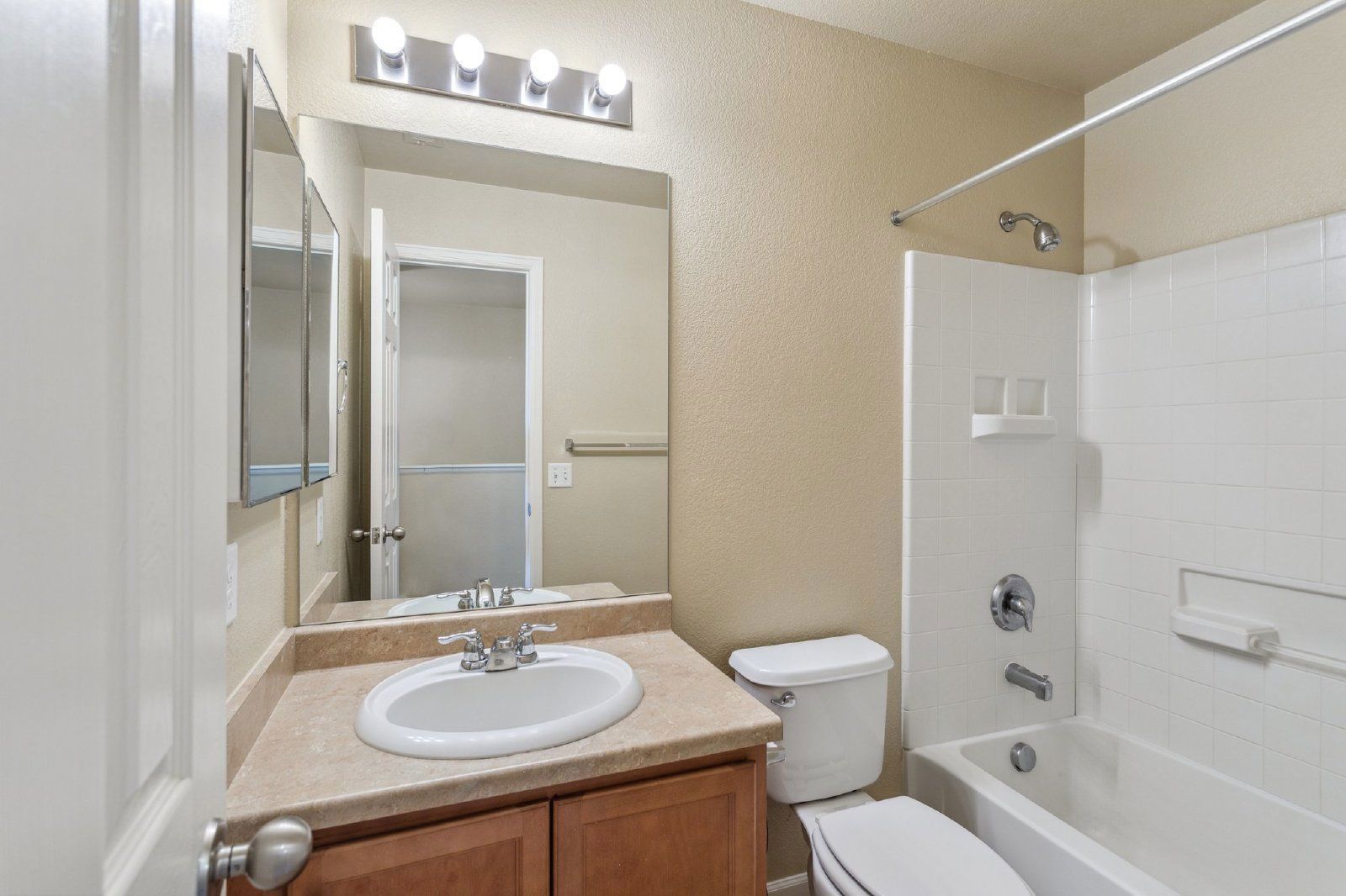 Well-Maintained 3-Bedroom Townhome with Central A/C and Open Layout property image