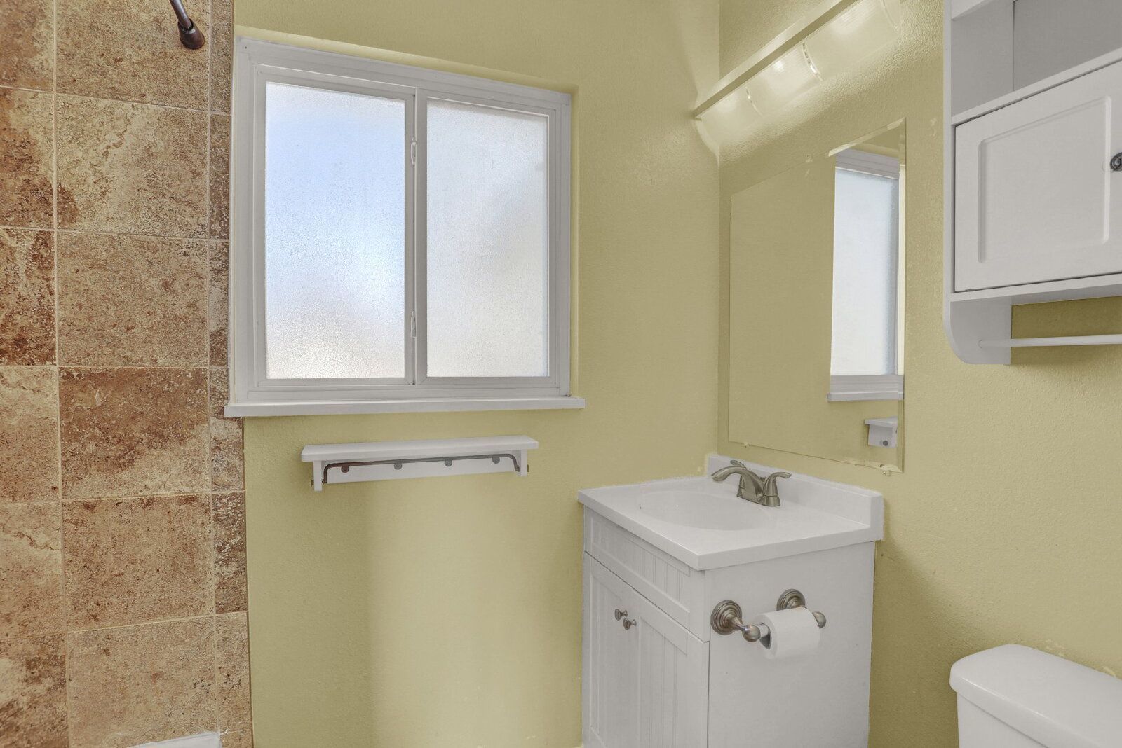 Spacious 4-Bedroom Bi-Level Home with Mountain Views and Convenient Location property image