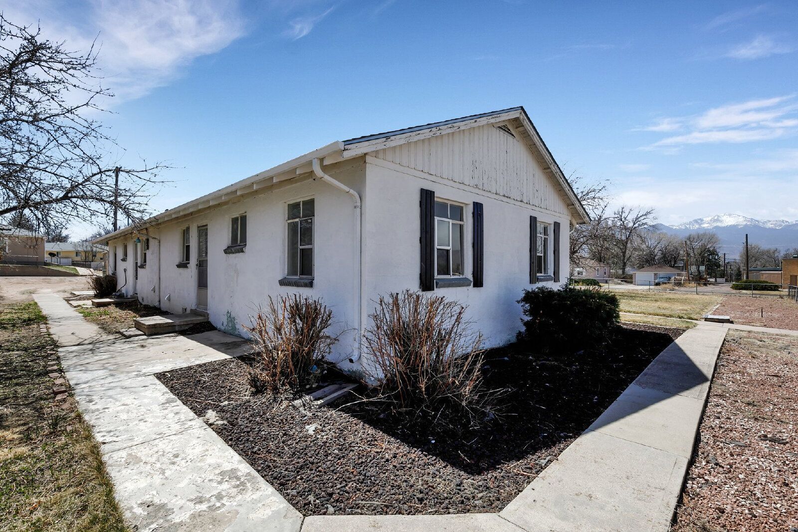Updated 2-Bedroom Apartment Near Downtown with In-Unit Laundry property image