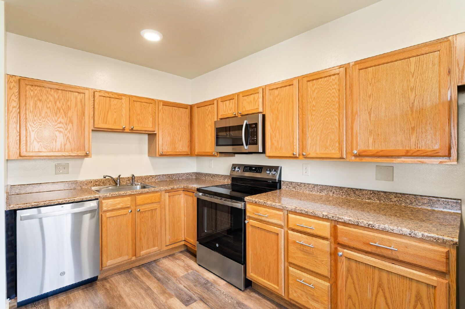 Spacious 3-Bedroom Duplex in the Ivywild Neighborhood – Steps from Ivywild School and Local Hotspots property image