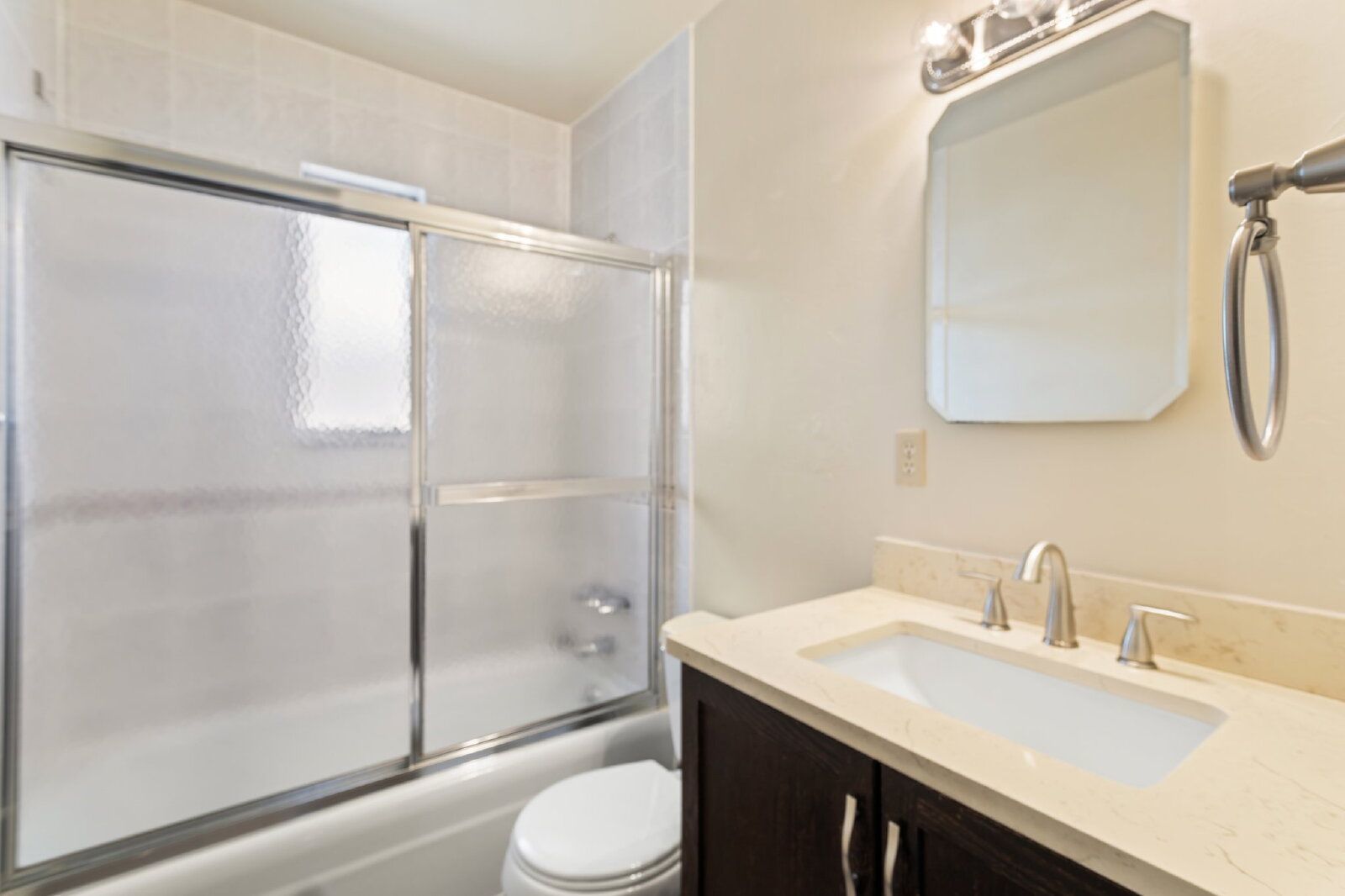 Spacious 3-Bedroom Duplex in the Ivywild Neighborhood – Steps from Ivywild School and Local Hotspots property image