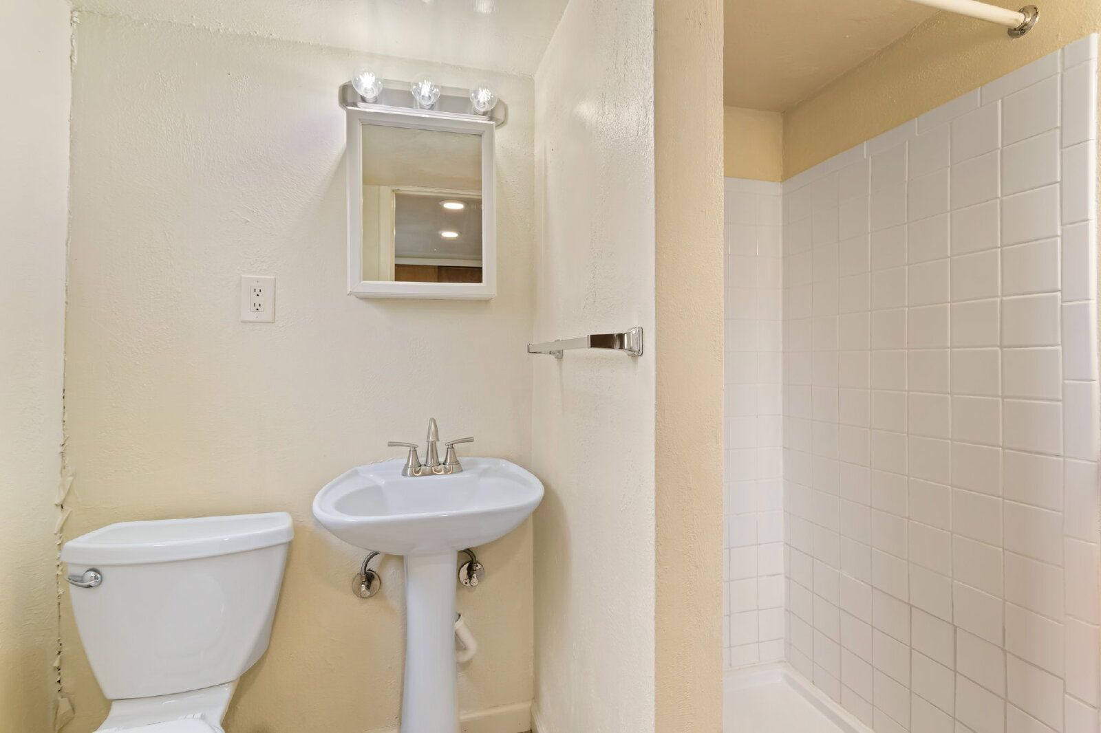 Spacious 3-Bedroom Duplex in the Ivywild Neighborhood – Steps from Ivywild School and Local Hotspots property image