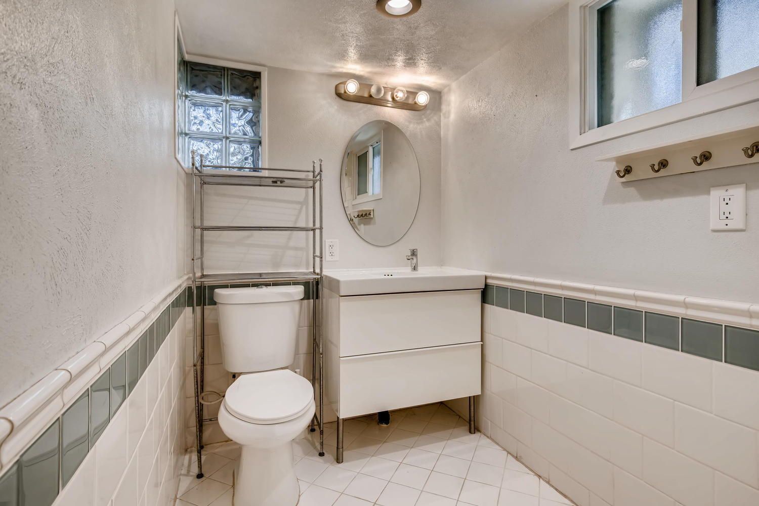 Charming Garden-Level 2-Bedroom Apartment with Office in Washington Park West property image