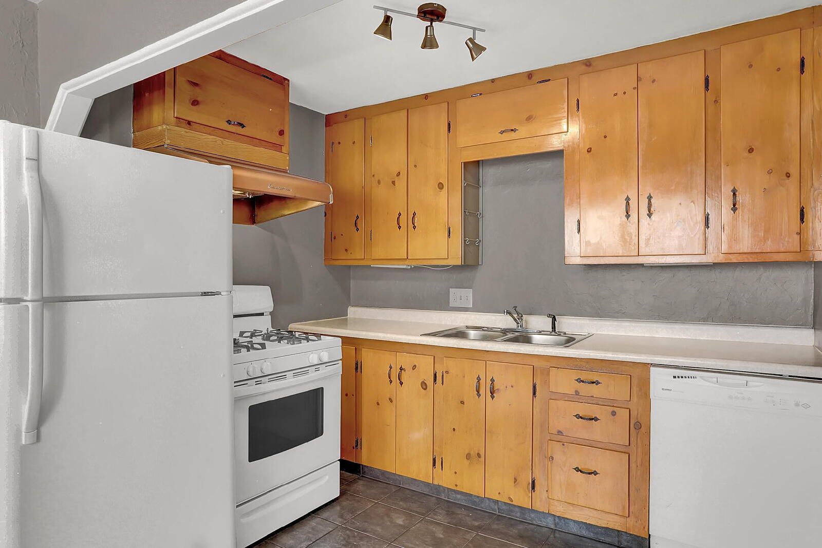 Well-Maintained 2-Bedroom Home Near Downtown Colorado Springs with Detached Garage property image