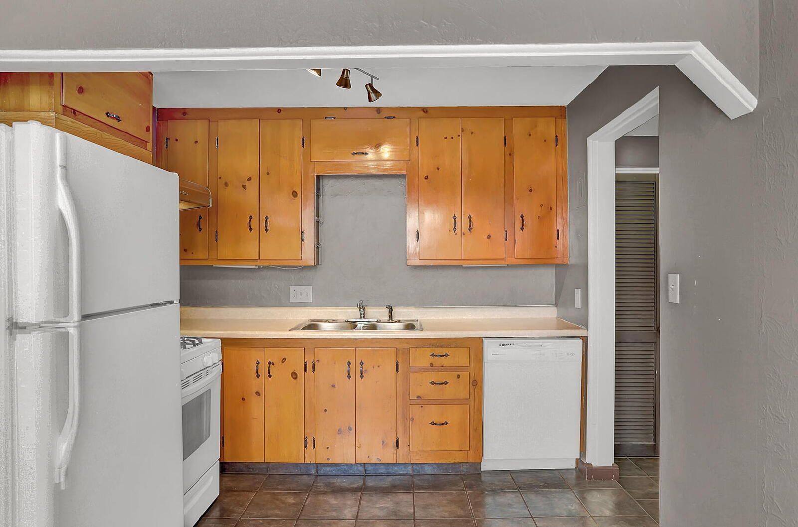 Well-Maintained 2-Bedroom Home Near Downtown Colorado Springs with Detached Garage property image