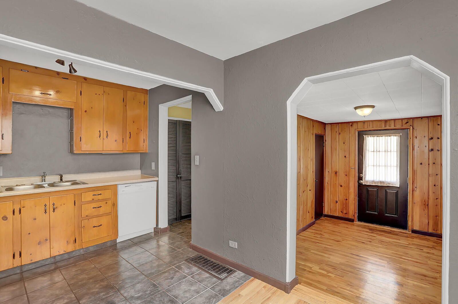 Well-Maintained 2-Bedroom Home Near Downtown Colorado Springs with Detached Garage property image