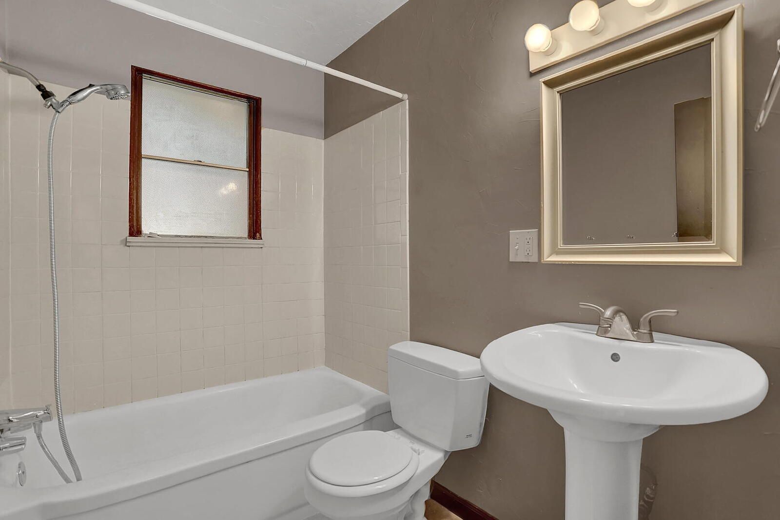 Well-Maintained 2-Bedroom Home Near Downtown Colorado Springs with Detached Garage property image