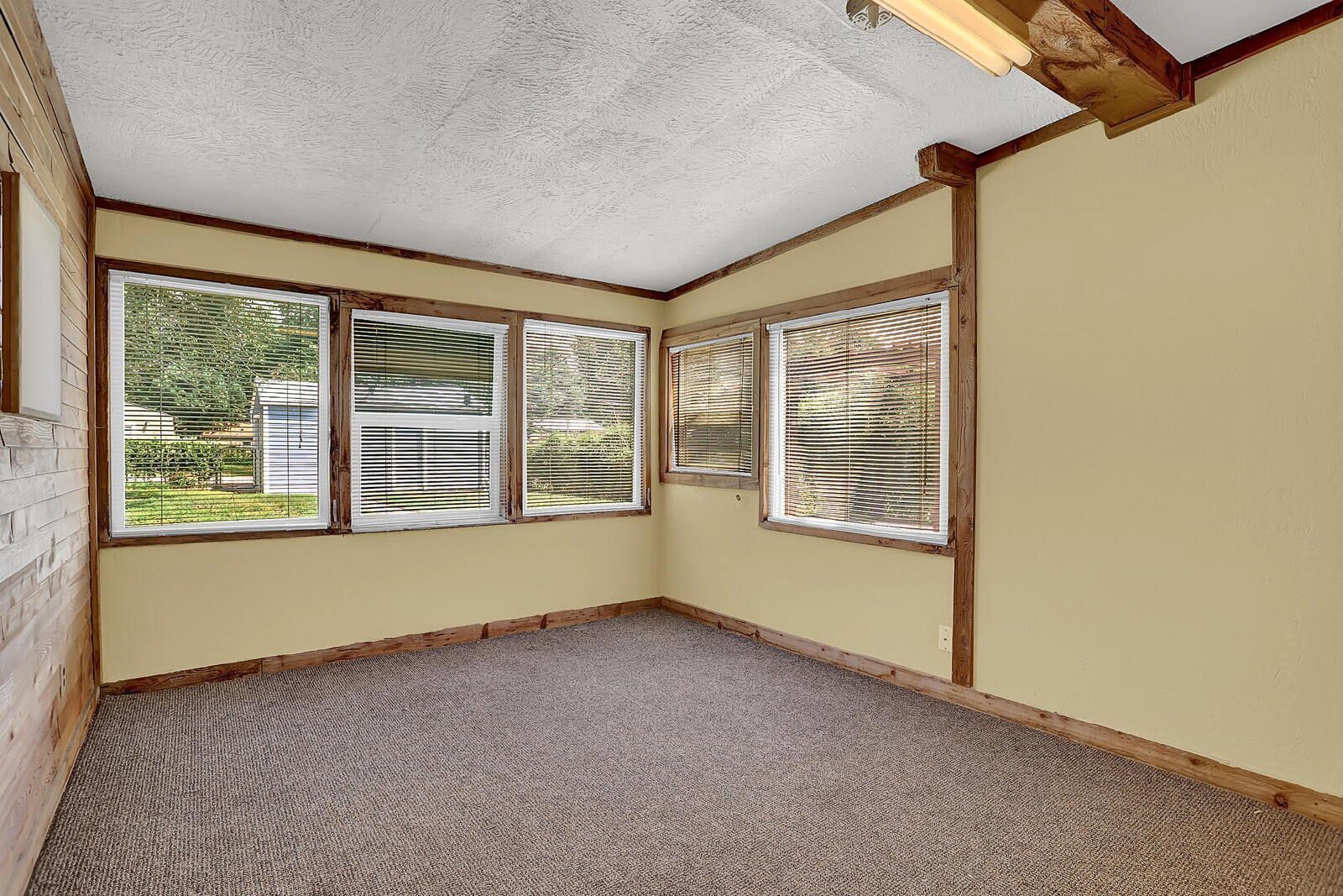 Well-Maintained 2-Bedroom Home Near Downtown Colorado Springs with Detached Garage property image