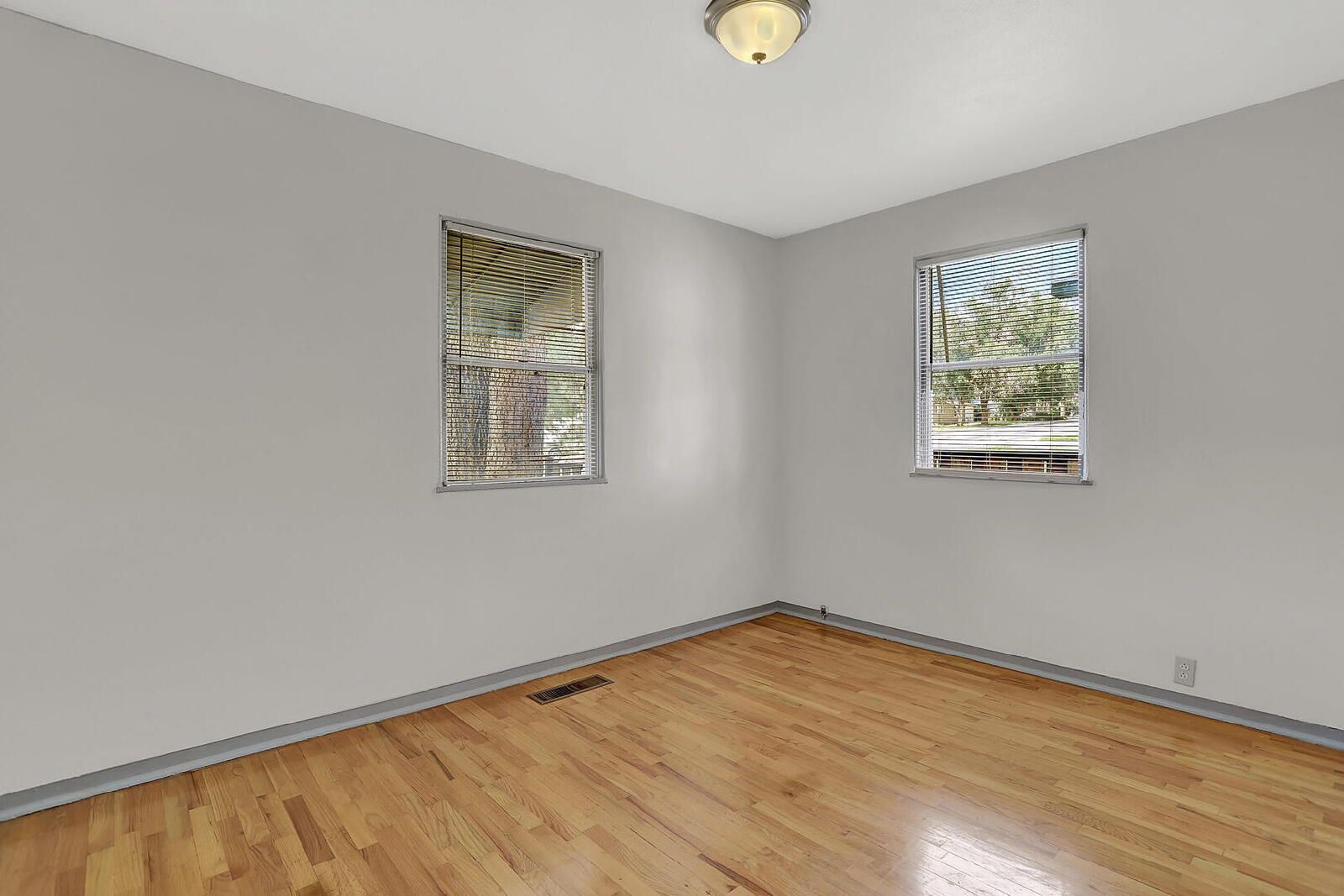 Well-Maintained 2-Bedroom Home Near Downtown Colorado Springs with Detached Garage property image