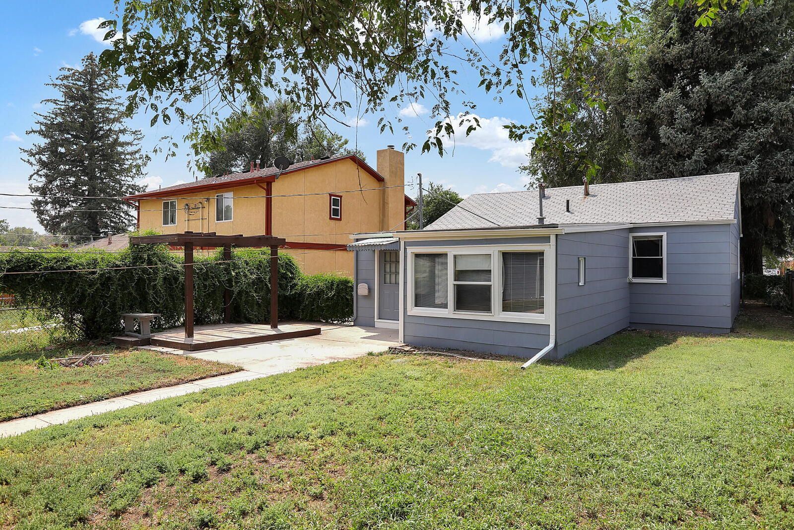 Well-Maintained 2-Bedroom Home Near Downtown Colorado Springs with Detached Garage property image