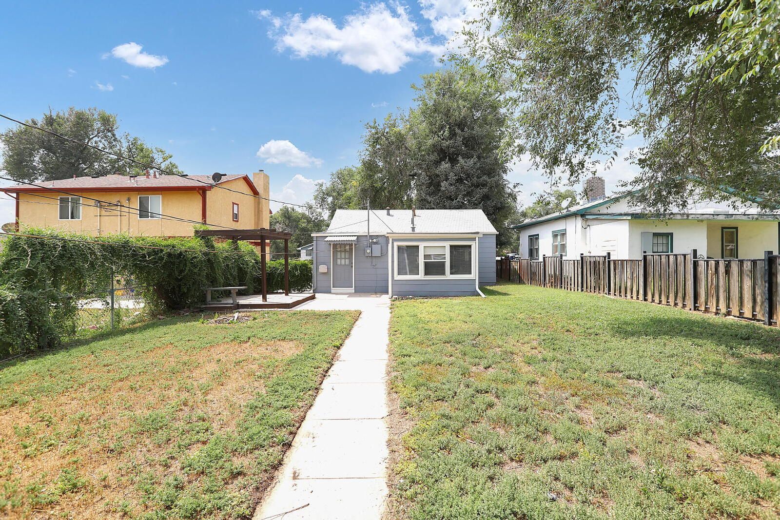 Well-Maintained 2-Bedroom Home Near Downtown Colorado Springs with Detached Garage property image