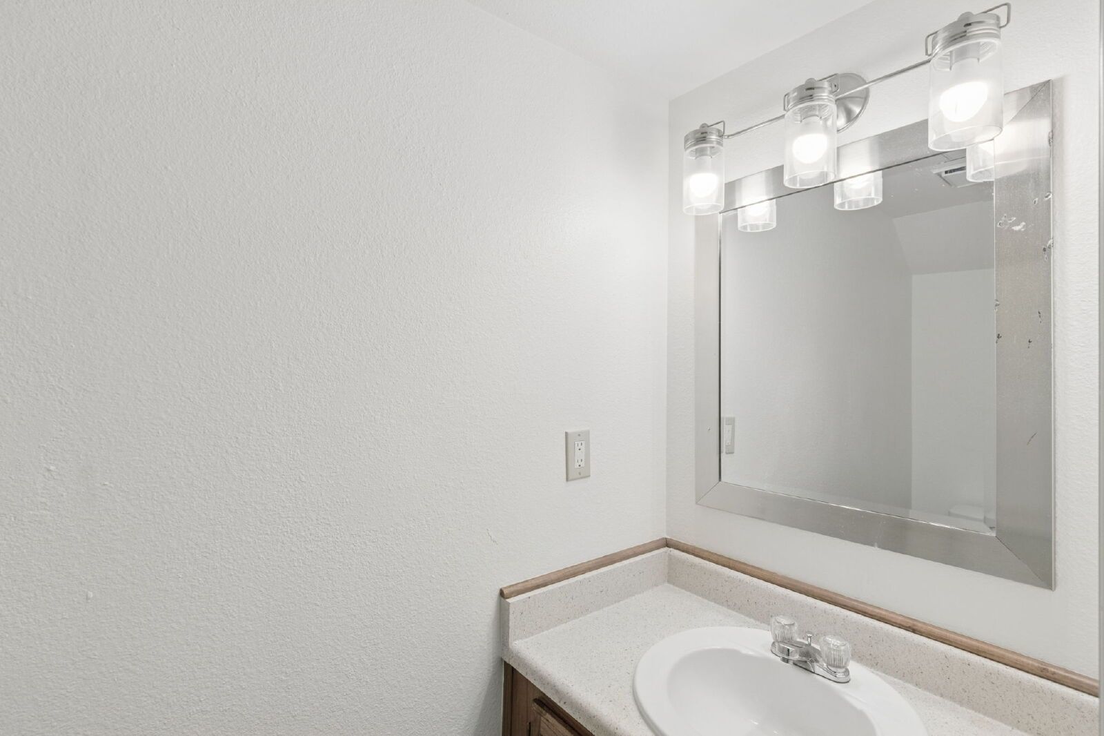 Move-In Ready 2-Bedroom End-Unit Townhome with Enclosed Patio Near Peterson SFB property image