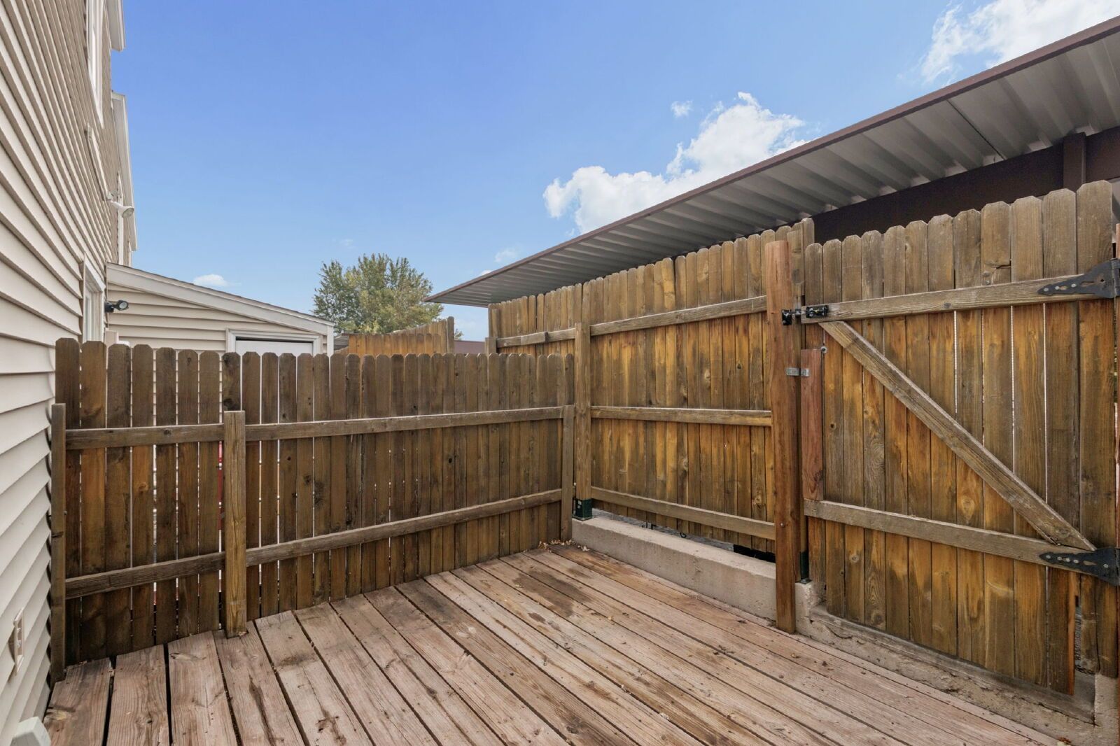Move-In Ready 2-Bedroom End-Unit Townhome with Enclosed Patio Near Peterson SFB property image