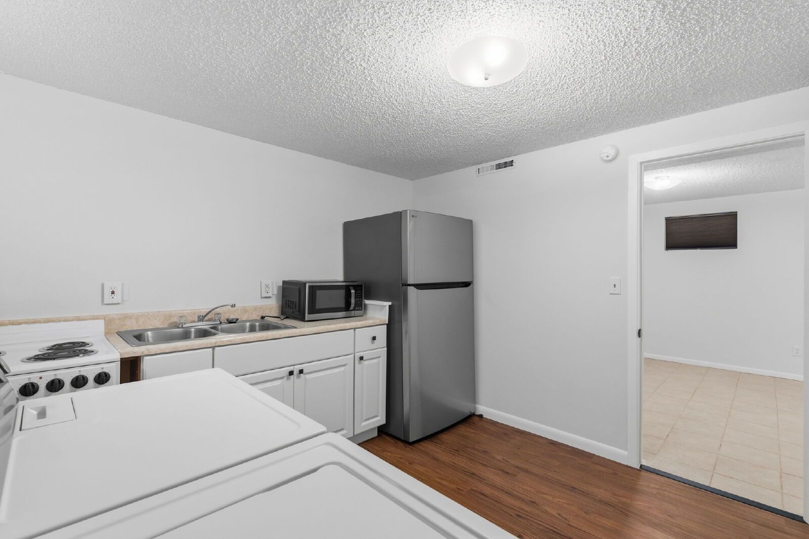 Charming Basement Apartment with Modern Finishes and Flat-Rate Utilities property image