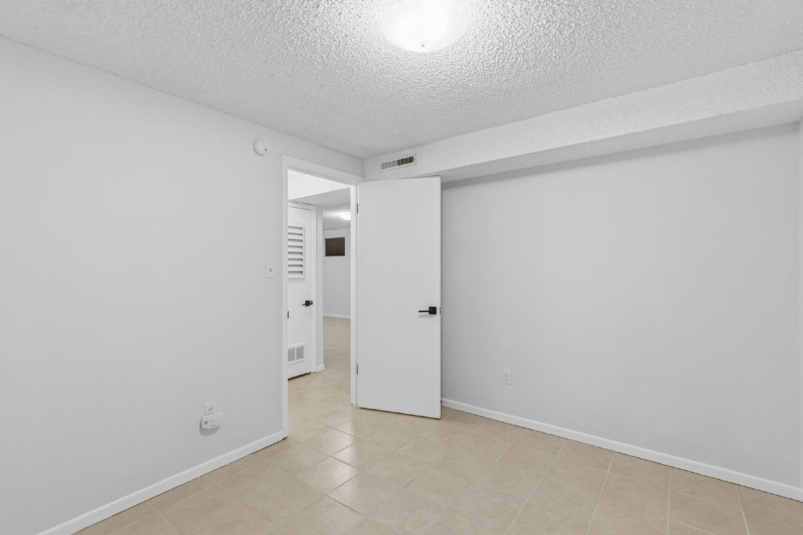 Charming Basement Apartment with Modern Finishes and Flat-Rate Utilities property image